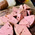 Cắt từng lát chả thơm ngon