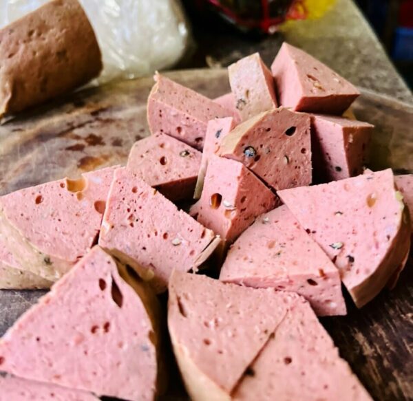 Cắt từng lát chả thơm ngon