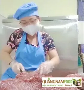 chọn lọc thịt làm chả bò Đà Nẵng