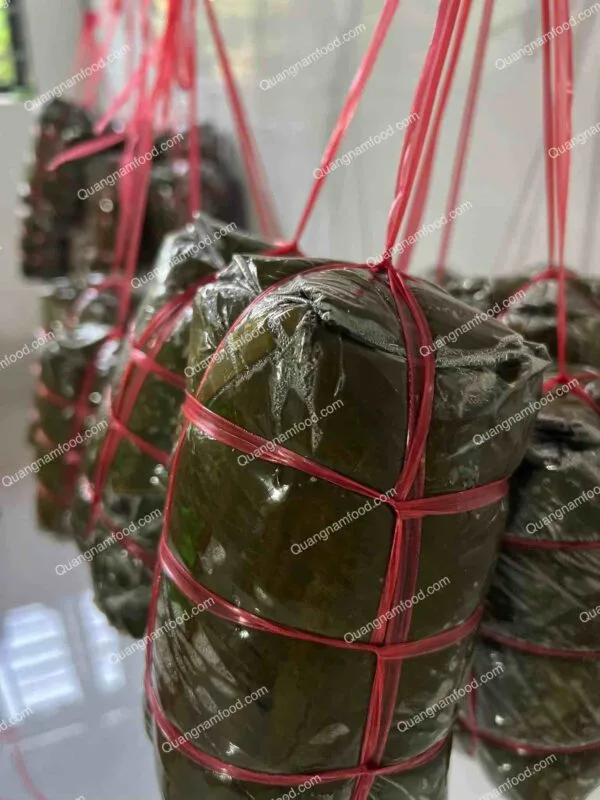 Đòn chả bò mới sản xuất treo lên kệ cho ráo