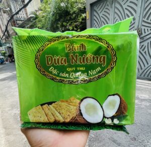Trên tay bánh dừa nướng