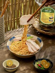 chả lụa ăn với mì gói