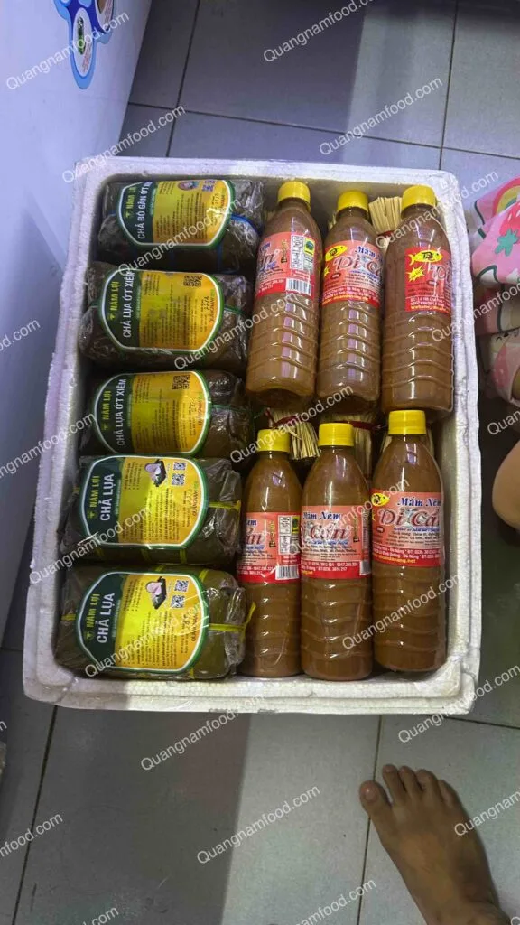 Đóng mắm nêm và chả lụa gửi cho khách
