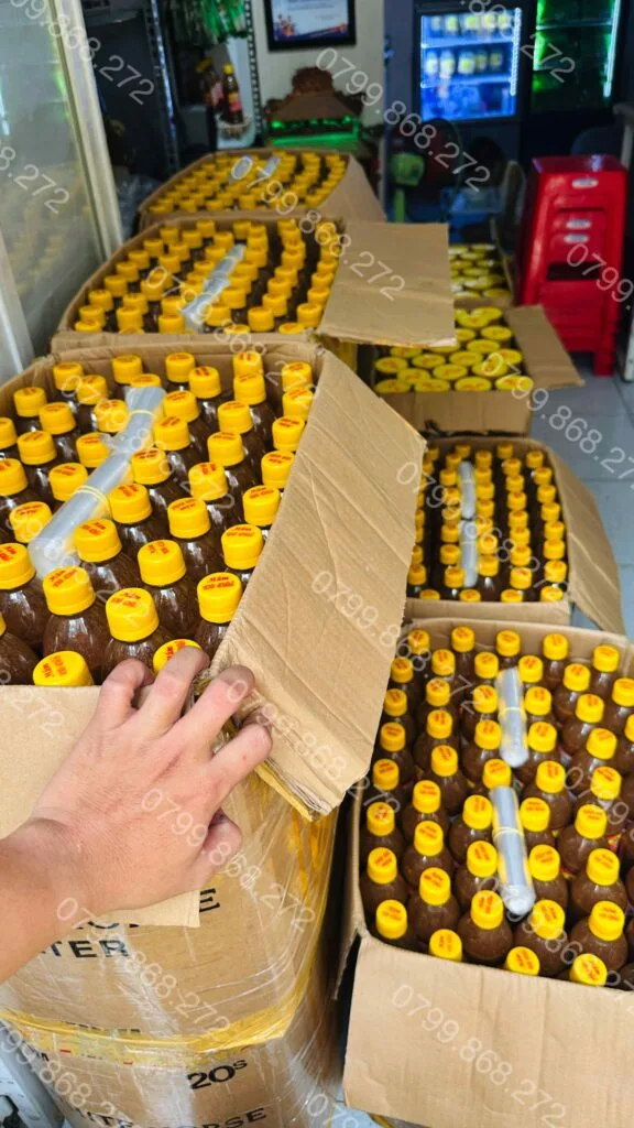 Các thùng mắm Dì Cẩn được chụp tại Quangnamfood